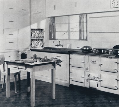 Aga Heat Ltd. Het Model F Aga Fornuis voor een groot huis afgewerkt in zwart en crème email door Unbekannt