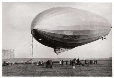 Luchtschip LZ127 Graf Zeppelin aangemeerd in Loewental, Duitsland, 1933 door Unbekannt