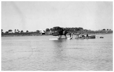 Alan Cobhams De Havilland DH50 landt op de Tigris, Irak, 1926 door Unbekannt