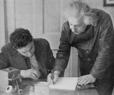 Albert Einstein, Duits-Zwitsers-Amerikaanse wiskundige en natuurkundige, met een student door Unbekannt