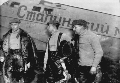 Alexander Belyakov, Georgiy Baidukov en Valery Chkalov bij hun vliegtuig op 20 juni 1937 door Unbekannt