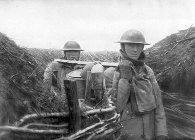 Amerikaanse troepen aan het front die soep uitdelen aan hun kameraden, 1917-1918 door Unbekannt