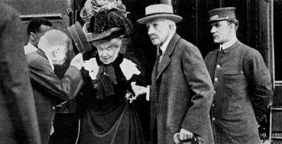 Amerikaanse magnaat John D. Rockefeller en zijn vrouw arriveren in Cleveland, Ohio, 1912-1951 door Unbekannt