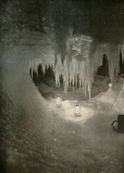 Een ijsgrot in de winter, gefotografeerd bij het licht van orkaanlampen, ca. 1908, 1909 door Unbekannt