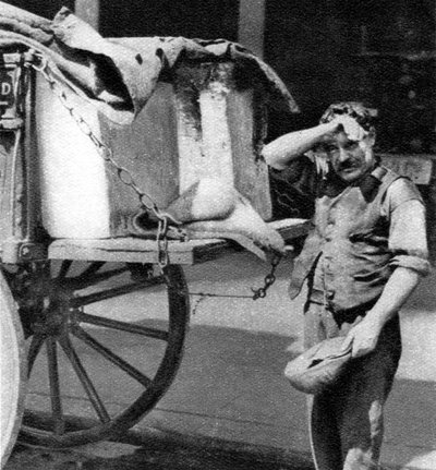 Een ijsman met zijn kar, Londen, 1926-1927 door Unbekannt