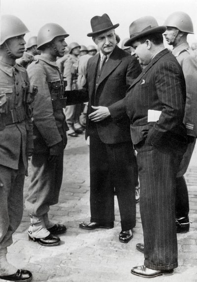 Antonio de Oliveira Salazar (1888-1970), dictator van Portugal van 1932 tot 1968, inspecteert de troepen tijdens een bezoek aan de Azoren, 5 april 1941 door Unbekannt