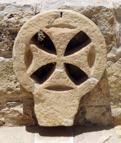Architectonisch raamdetail van een Byzantijnse kerk in het Judea en Samaria gebied, Westelijke Jordaanoever door Unbekannt