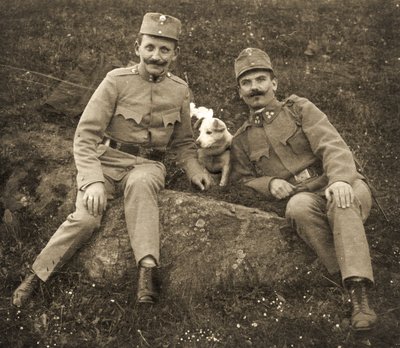 Oostenrijkse soldaten met een hond door Unbekannt
