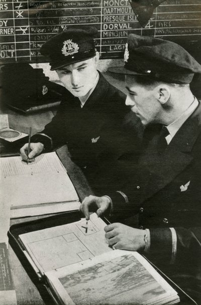 BOAC navigatieofficieren maken een vluchtplan, Tweede Wereldoorlog, ca. 1939-1944 door Unbekannt