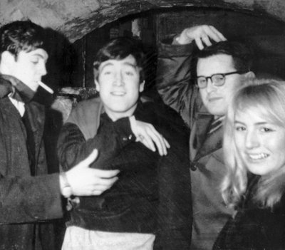 Beatles John Lennon en Paul McCartney in de Cavern Club ca. 1960 door Unbekannt