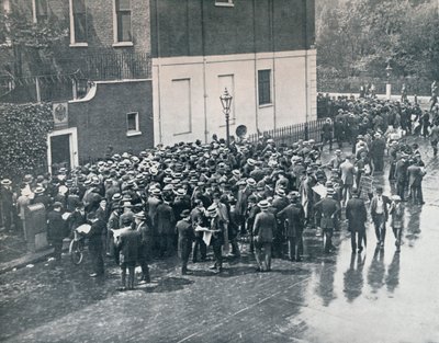 Voor Engeland de oorlog verklaarde: Duitse reservisten wachten buiten het Duitse consulaat in Londen, 1914 door Unbekannt