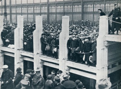 Belgische vluchtelingen in de haven van Oostende wachten op een boot naar Engeland, 1914 door Unbekannt