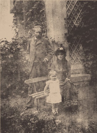 Berthe Morisot, haar man Eugène Manet en hun dochter, Julie, ca. 1881 door Unbekannt