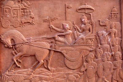 Bhagavad Gita gegraveerd op een hindoetempel: Krishna die Arjuna