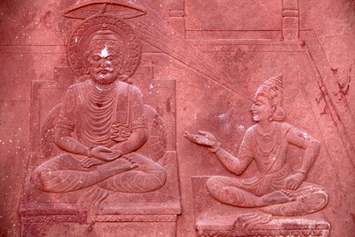 Bhagavad Gita gegraveerd op een hindoetempel: dialoog tussen Krishna en Arjuna, Vrindavan, India door Unbekannt