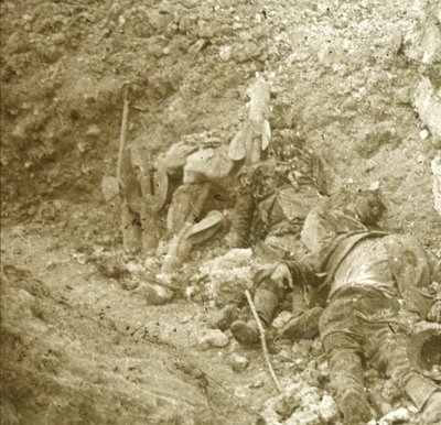 Lichaam van dode soldaat, c1914-c1918 door Unbekannt