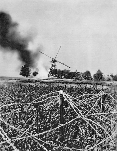 Bombardement van een windmolen met brandbommen, Artois, Frankrijk, Eerste Wereldoorlog, 1915 door Unbekannt