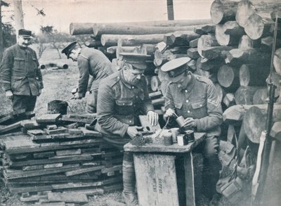 Britse ingenieurs met de Expeditionary Force maken handgranaten van tabaksblikken, c1914 door Unbekannt