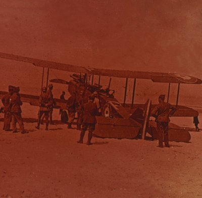 Kapotte Britse vliegtuig, c1914-c1918 door Unbekannt