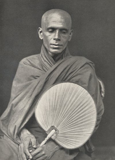 Boeddhistische Monnik van de Birmaanse Sekte met Palmbladwaaier, 1926 door Unbekannt