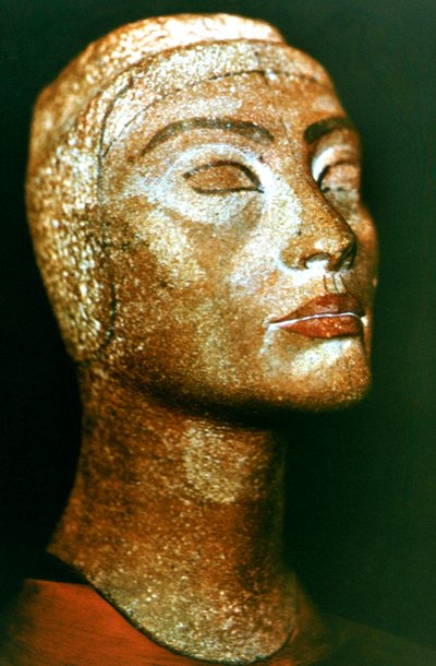 Buste van Nefertiti, koningin en vrouw van de oude Egyptische farao Akhenaten Amenhotep IV door Unbekannt