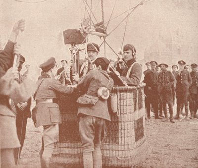 Canadese officiële cinematograaf en assistent klaar om op te stijgen in een vliegerballon, c1917 door Unbekannt