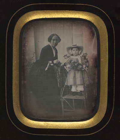 Kind staand op een stoel met bloemen, met moeder, ca. 1855 door Unbekannt