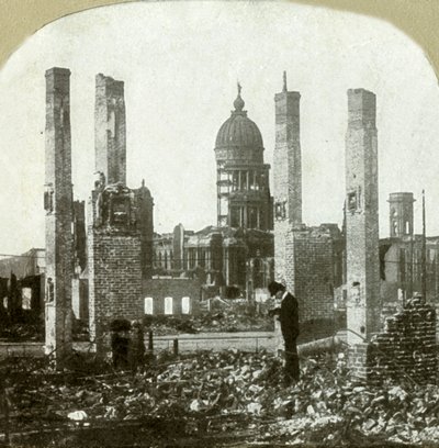 Stadhuis - Fotograaf op de voorgrond - Hoge bakstenen schoorstenen links staande door Unbekannt