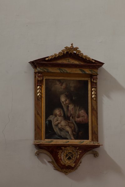 Kerk. Interieur. Schilderij. Madonna met Kind. Italië (?). Olieverf op doek door Unbekannt