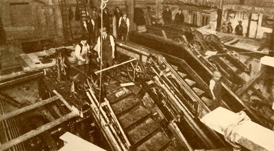 Constructie van roltrappen bij het Bank Station, Londen, ca. 1930 door Unbekannt