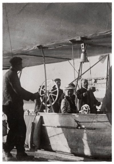 Graaf Zeppelin met zijn dochter in de gondel van Zeppelin LZ3, Duitsland, ca. 1906-1908, 1933 door Unbekannt