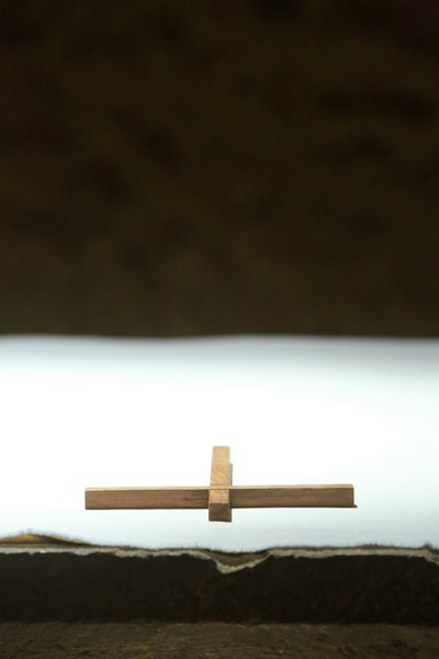 Kruis op een altaar. Taize Gemeenschap, Taize, Frankrijk door Unbekannt