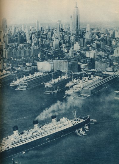 Cunard White Star liner Berengaria, nadert Cunard pier, 1936 door Unbekannt