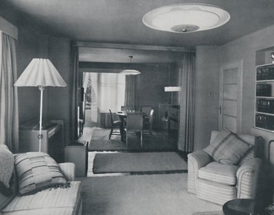 Eet- en woonkamer, gescheiden door zware gordijnen in een aantrekkelijke moderne weving, 1942 door Unbekannt
