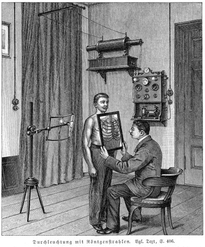 Onderzoek van de thorax van een patiënt met een röntgenbuis en fluorescerend scherm, 1903 door Unbekannt