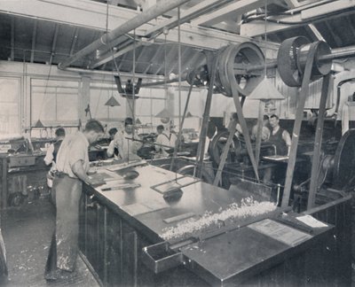 Laatste bewerkingen in de gieterij. Het trimmen van de platen en afwerking door Unbekannt
