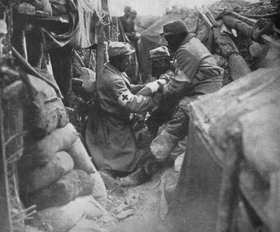 Eerste hulp aan een gewonde man in een van de Franse loopgraven, 1915 door Unbekannt