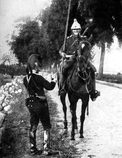 Franse dragonder, levert paspoort aan alerte Belgische wachtpost, Eerste Wereldoorlog, 1914 door Unbekannt