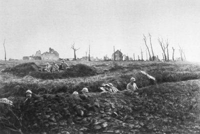 Franse infanterie vestigt terugvalposities voor een verwoeste boerderij, Picardië, Frankrijk, 1918 door Unbekannt