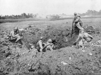 Franse infanterie rustend in een granaattrechter, Chemin des Dames, Frankrijk, 11 juni 1918 door Unbekannt