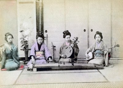 Geisha speelt traditionele muziekinstrumenten, Japan, 1880 door Unbekannt
