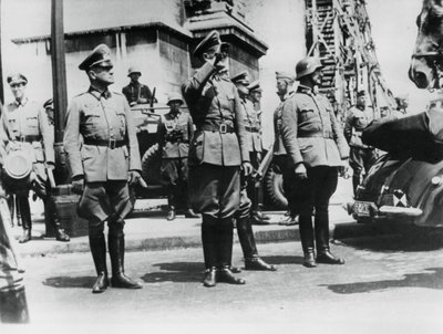 Generaal von Bock groet Duitse troepen die langs de Arc de Triomphe marcheren, Parijs, 14 juni 1940 door Unbekannt