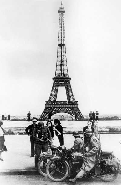 Duitse soldaten voor de Eiffeltoren, Parijs, 1940 door Unbekannt