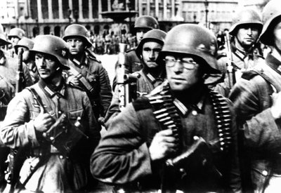 Duitse soldaten marcheren in Parijs, 14 juni 1940 door Unbekannt