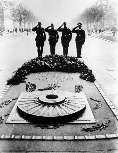 Duitse soldaten groeten het graf van de onbekende soldaat, Parijs, december 1940 door Unbekannt