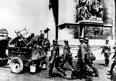 Duitse troepen marcheren langs de Arc de Triomphe, Parijs, juni 1940 door Unbekannt
