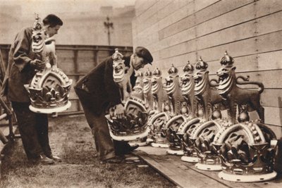 Vergulde kronen voor de Mall, 1937 door Unbekannt