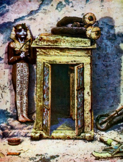 Gouden schrijn in de voorhal van het graf van Toetanchamon, Egypte, 1933-1934 door Unbekannt