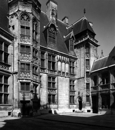 Gotische architectuur: gevel van de binnenplaats van het paleis van Jacques Coeur (1395-1456), handelaar van Bourges. door Unbekannt