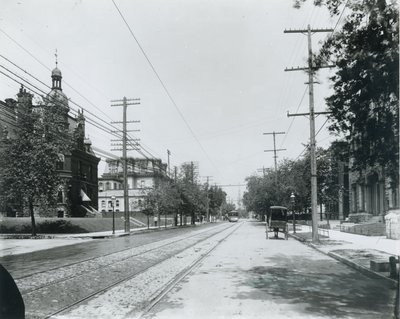 Grand Avenue noord vanaf Washington Avenue. Derde Baptistenkerk rechts. University Club links, voorheen de residentie van George W. Allen. door Unbekannt